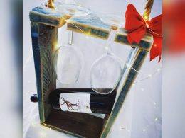 Wine and Glass holder (2 FREE glasses)
