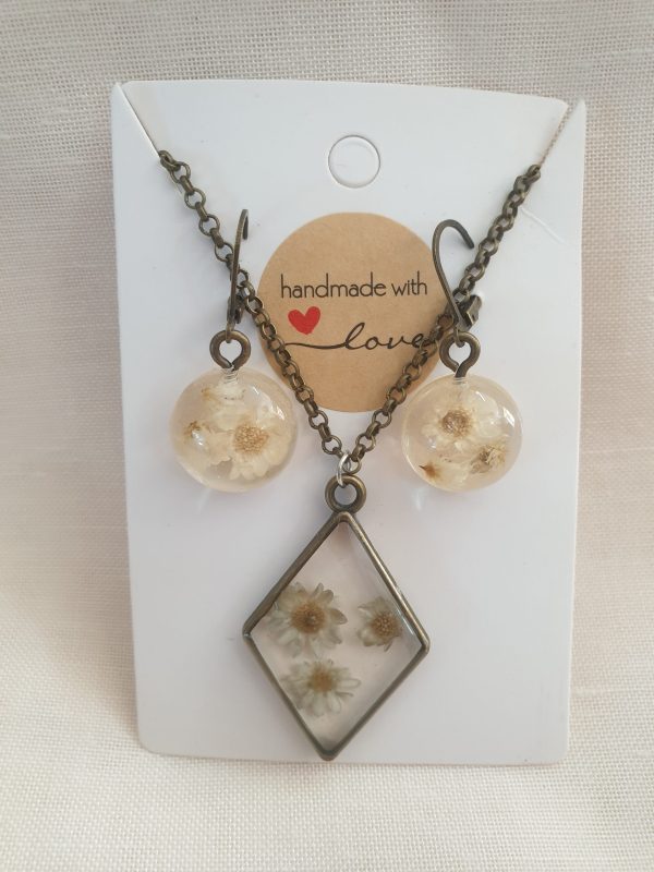 Vintage White Flowers Jewelry Set - Image 2