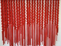 Modern Red Macrame Wall Hanging – Minimalist Handmade Décor – Sleek Coton Rope Art – Contemporary Boho Wall Tapestry – Bold Home Accent