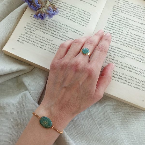 Turquoise/green and gold ring - Image 3