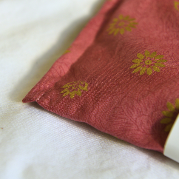 yogion Lavender eye pillow Pink gold daisies Detail