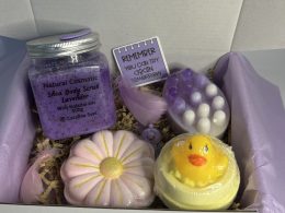 BOX Body scrub ,natural soap with loofh, and 2 bath bomb