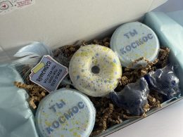 Box with three bath bomb and two stitch natural soap for kids