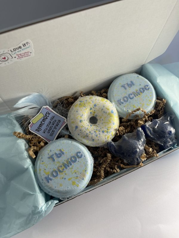 Box with three bath bomb and two stitch natural soap for kids