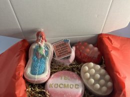 Box with two natural massage soap with loofh and two bath bomb