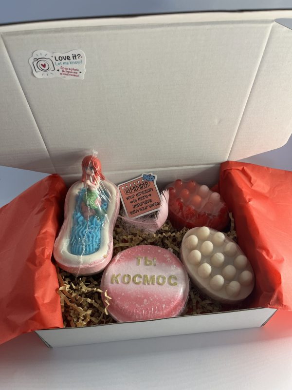 Box with two natural massage soap with loofh and two bath bomb