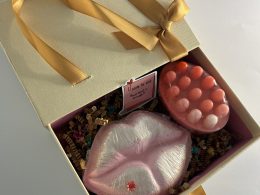 Gift box Bath bomb and natural massage soap with loofh