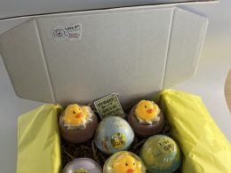 Box with six bath bomb with toys